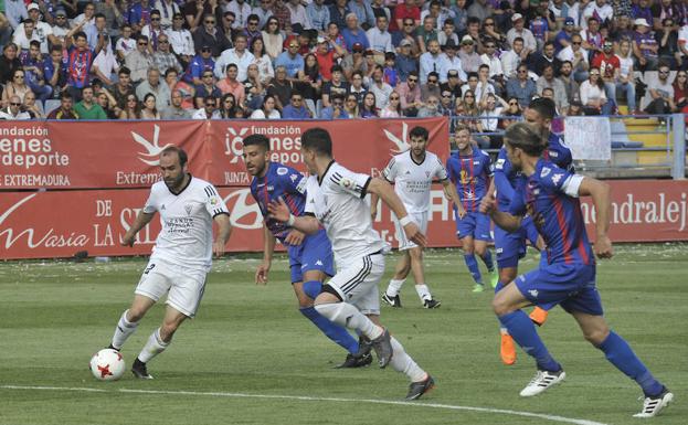 Plantilla y cuerpo técnico, satisfechos por la ventaja pese a que el cruce sigue abierto