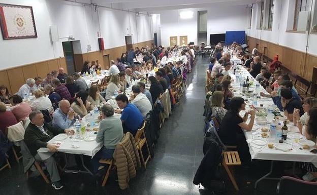 La comida solidaria de Serso Euskal Herria reúne a 140 personas en Basauri