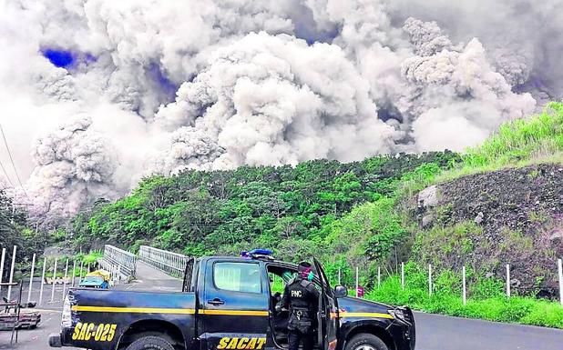 La tierra se abre en Guatemala: «Hay personas enterradas, la lava se nos venía encima»