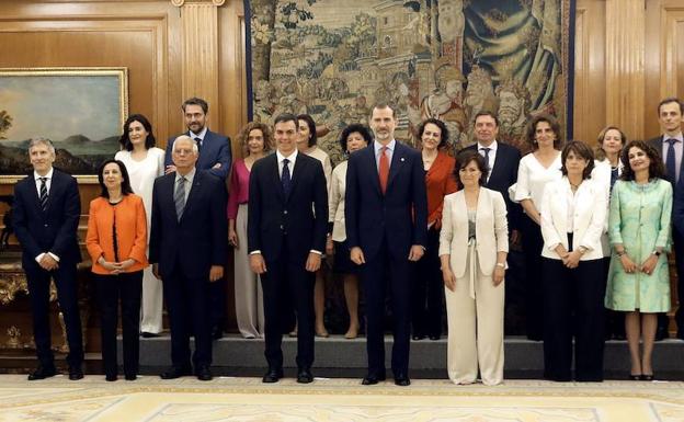 El «Consejo de Ministras y Ministros» de Pedro Sánchez toma posesión ante el Rey