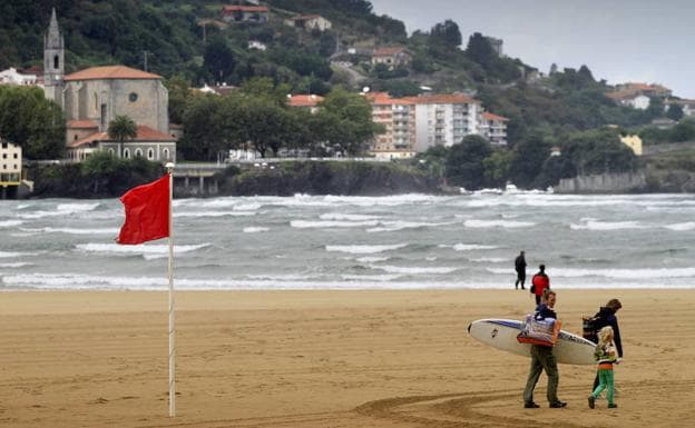Nueve playas vizcaínas exhiben la bandera roja y otras siete amarilla