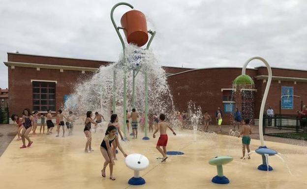 Abanto inaugura un parque acuático con juegos en el solar de las piscinas de Gallarta