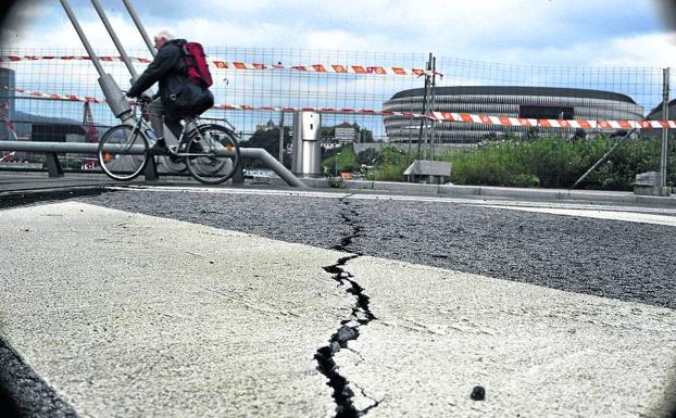 El primer puente de Zorrozaurre estrena grietas por la cimentación