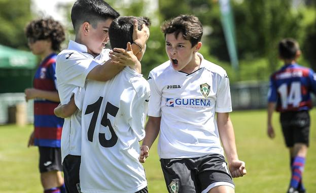 Fiesta del fútbol en el centro BBK Urdaibai