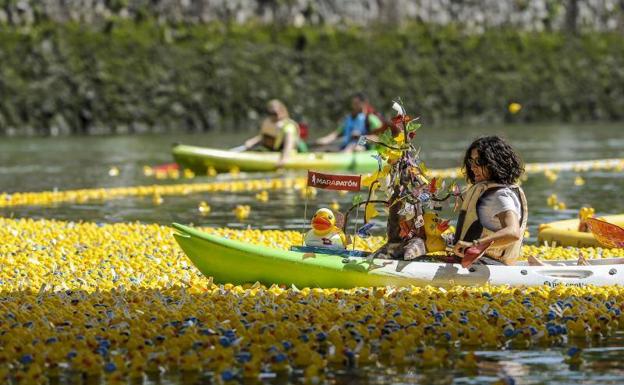 La ría se rinde un año más al ejército de patos de goma