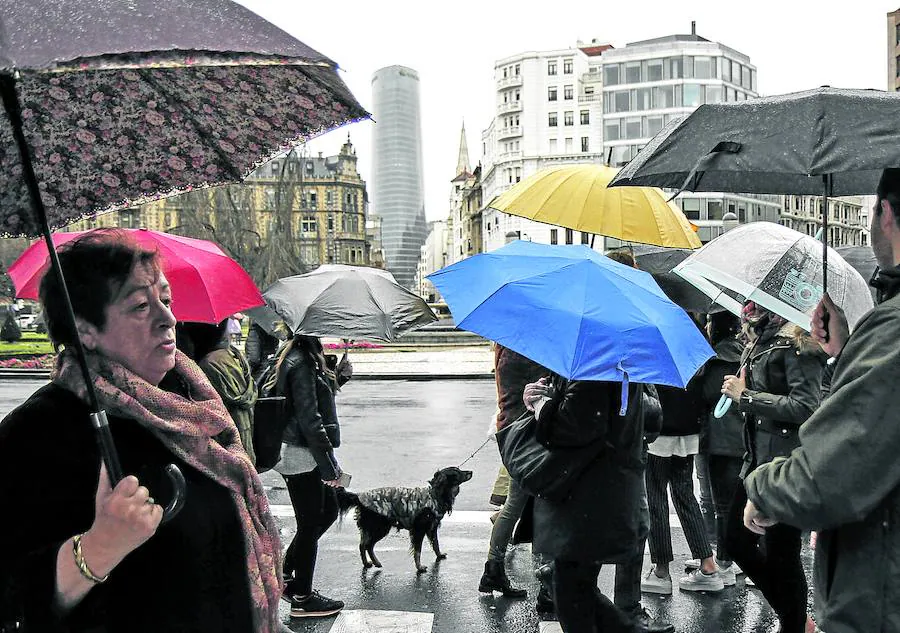 La lluvia arruina el arranque del verano a los comercios y