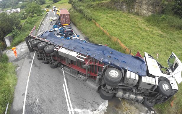 Reabre la N-240 en Zeanuri tras ocho horas cerrada por un accidente entre tres camiones y un coche