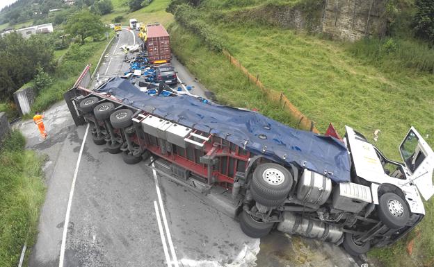 Un accidente entre tres camiones y un coche obliga a cortar la N-240 en Barazar
