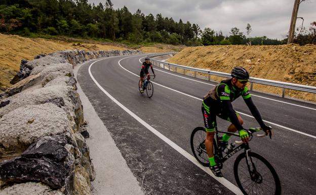 Reabren la carretera de Larrabetzu que quedó engullida por un desprendimiento hace cuatro meses