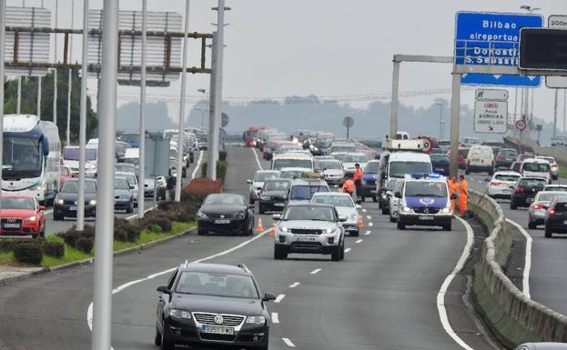 Tres heridos en dos accidentes en Erandio y Leioa que han dejado importantes retenciones en la Avanzada