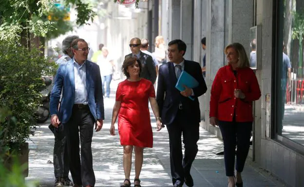 Los dirigentes del PP vasco se posicionan: Alonso apoya a Santamaría y Maroto, a Casado