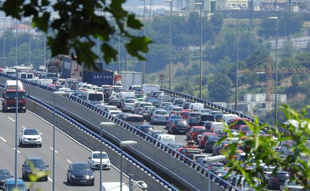 Colosal atasco tras registrarse un choque múltiple en una zona de obras del puente Rontegi