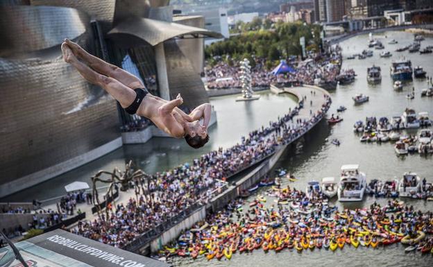 Limitan el aforo en la explanada del Guggenheim durante el campeonato de saltos en la ría