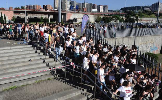 «Llevamos haciendo cola desde las 5 de la mañana, pero por OT merece la pena»