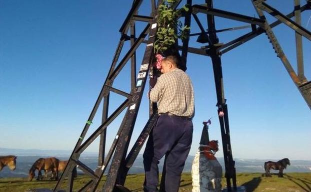 Arratia honra a San Juan con un árbol en el Gorbea
