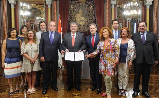 Aburto y el PSE firman el pacto para revitalizar los barrios de Bilbao y critican a la oposición