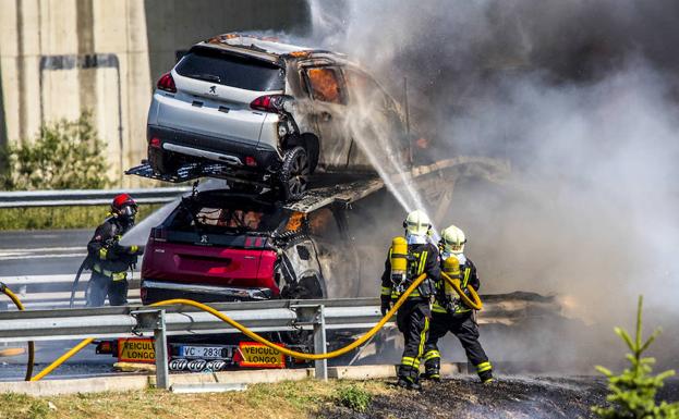 Seis turismos calcinados en un incendio de un camión portacoches en Miñano