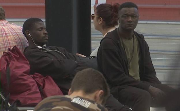 Un nuevo grupo de diez migrantes que cruzó el Estrecho llega a Termibus