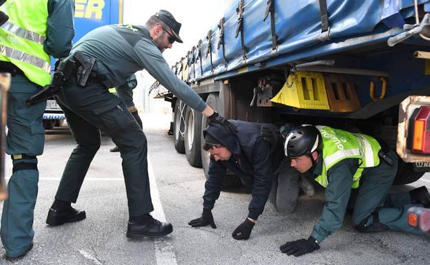 Seis polizones del ferry de Santurtzi se equivocan y acaban en un pueblo de Álava