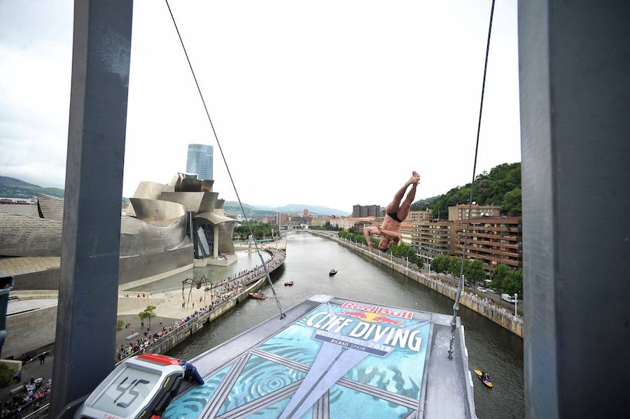 Los clavadistas de Red Bull, en el puente de La Salve