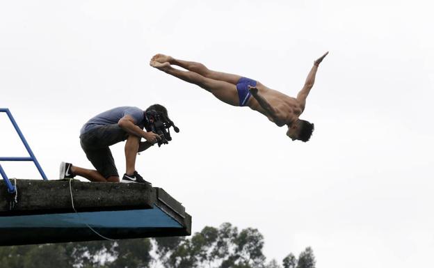 Los entrenamientos de los clavadistas de Red Bull en las piscinas de Martiartu