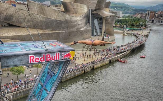 Los clavadistas de Red Bull ya saltan desde el puente de La Salve