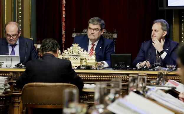 La oposición se planta frente a Aburto: «Se comporta como un 'hooligan' de batzoki»