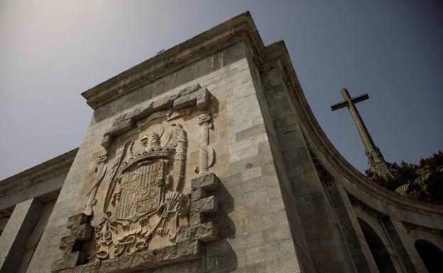 El Gobierno comunica a la Iglesia y a la familia que exhumará los restos de Franco