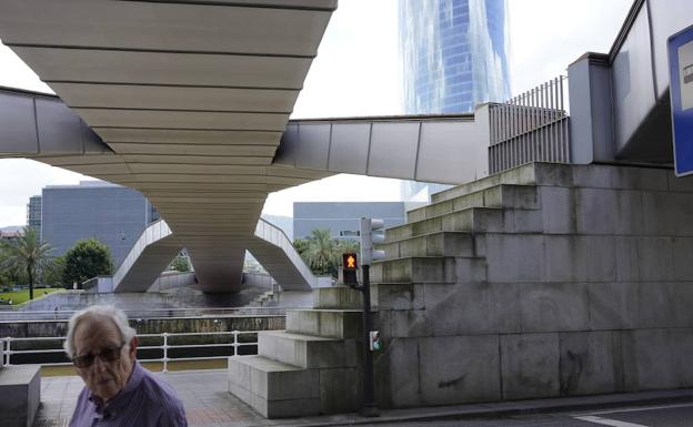 Las pasarelas Zubizuri y Pedro Arrupe languidecen en el Bilbao más turístico