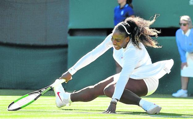 Serena gana en Wimbledon, aunque denota ansiedad