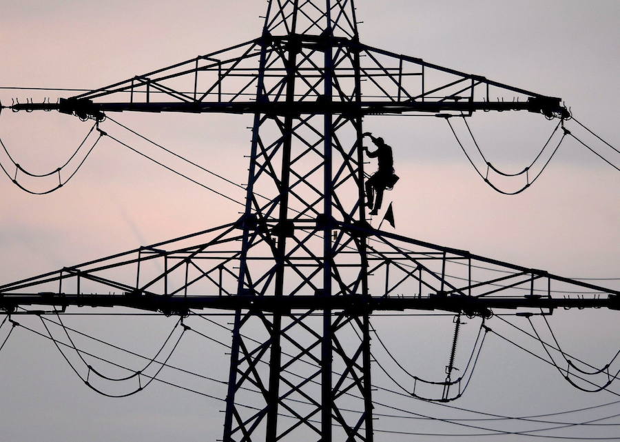 Un corte en la línea eléctrica deja sin luz a particulares y empresas de Vitoria