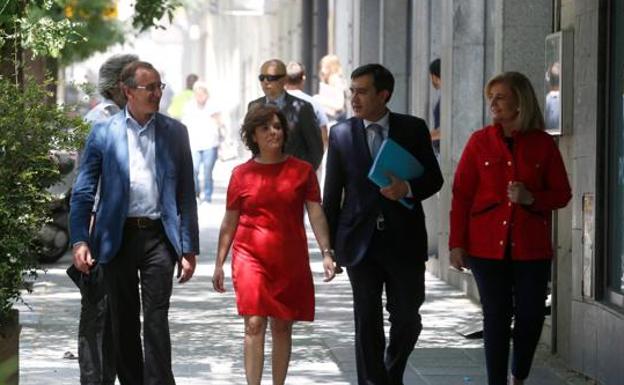 Sáenz de Santamaría gana con holgura en Euskadi