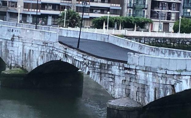 Parte del puente de Deba se derrumba tras las últimas lluvias