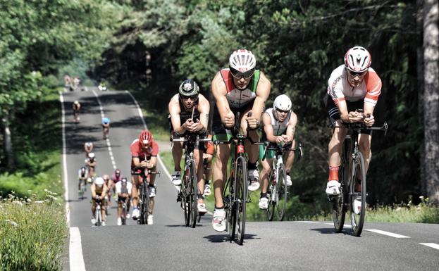 El triatlón afecta hoy al tráfico en Vitoria y los embalses