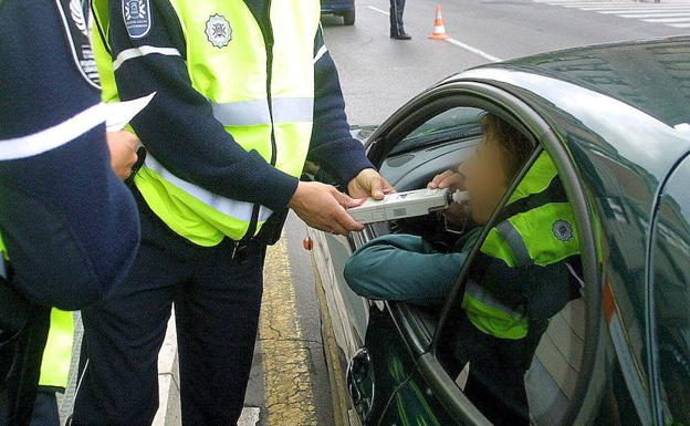 La Policía Local de Vitoria intensifica los controles de alcoholemia