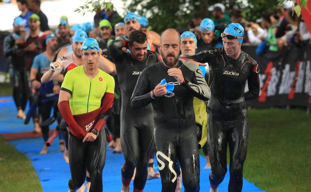 Los triatletas toman sus bicicletas para acometer el segundo tramo del Triatlón Vitoria 2018