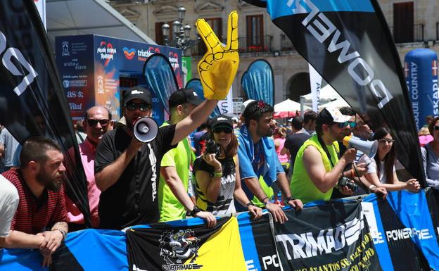 Vitoria se echa a la calle para apoyar a los triatletas