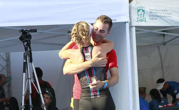 A la triatleta Cristina Roselló le esperaba un anillo en la meta