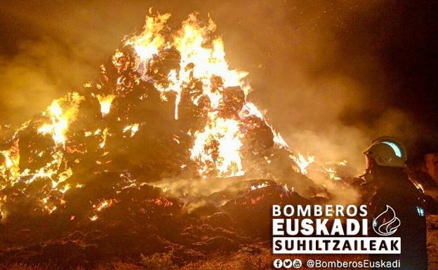 Un rayo provoca el incendio de una pajera en Álava