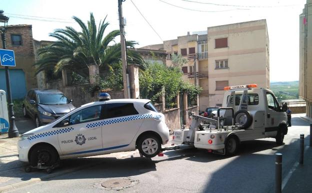 La grúa municipal retira de la Jefatura el coche eléctrico de la Policía Local