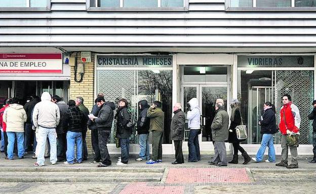 El Constitucional abre la puerta a que 20.000 parados vascos mayores de 55 cobren el subsidio
