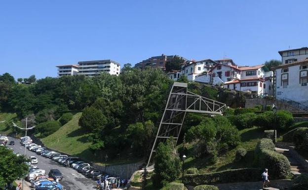 El ascensor del Puerto Viejo conquista a los mayores