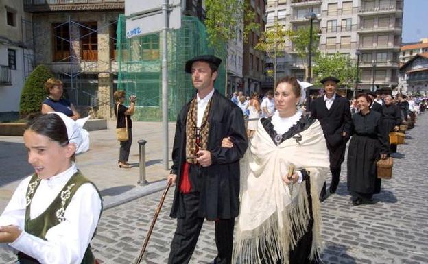 Lekeitio cursa las invitaciones para la boda vasca de este fin de semana