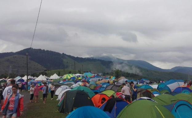 La lluvia sorprende a los campistas del BBK Live: «Se me ha mojado toda la ropa, la esterilla...»