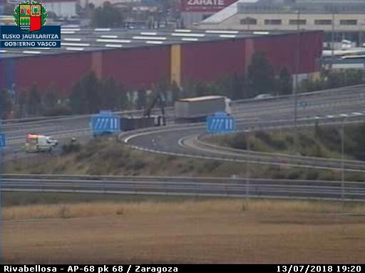 Reabren al tráfico el acceso a la AP-1 en Armiñón tras el accidente de dos camiones