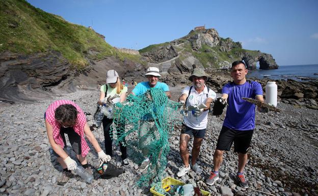 Limpieza en la cala de Gaztelugatxe