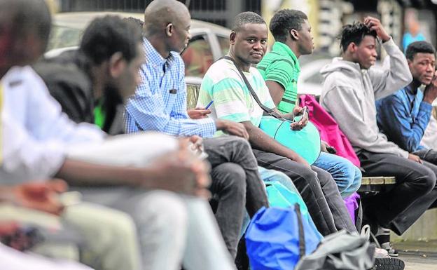 La llegada de migrantes para quedarse en Bilbao pone en guardia a las administraciones