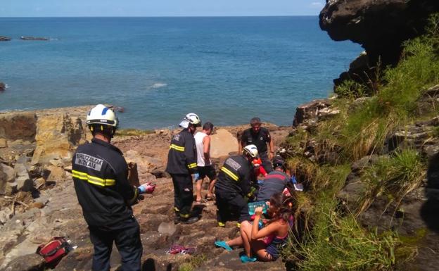 Evacúan en helicóptero a una excursionista tras caerse por un acantilado en Mendexa