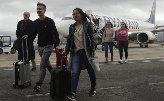 Ryanair potencia los enlaces de Foronda a Tenerife y Milán con doce vuelos más en Navidad