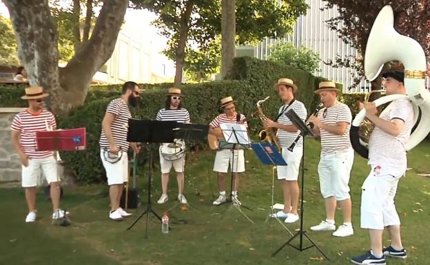 Chapuzones a ritmo de jazz en la piscina del Estadio